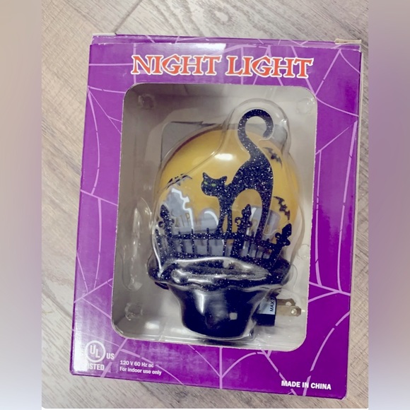 Spooky Cat And Graveyard Halloween Night Light NIB - Picture 1 of 2